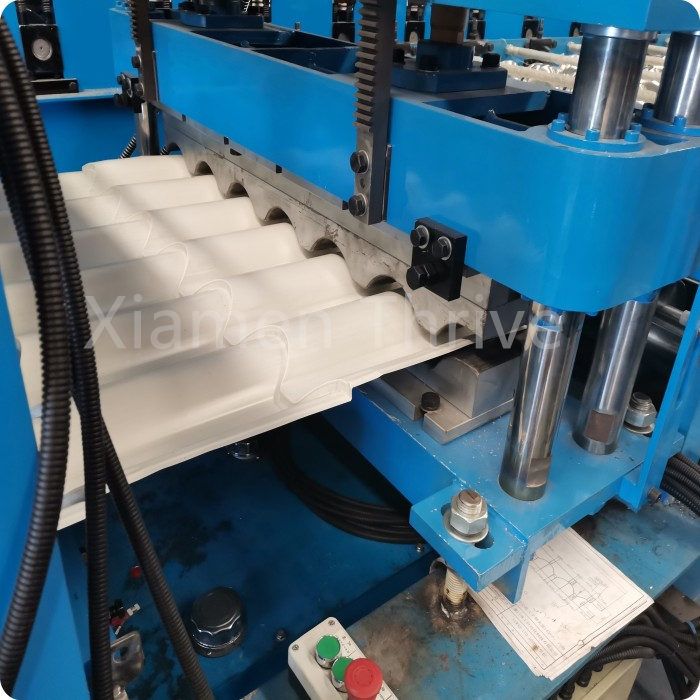 Non-stop Flying-cut Metal Roof Tile Making Machine